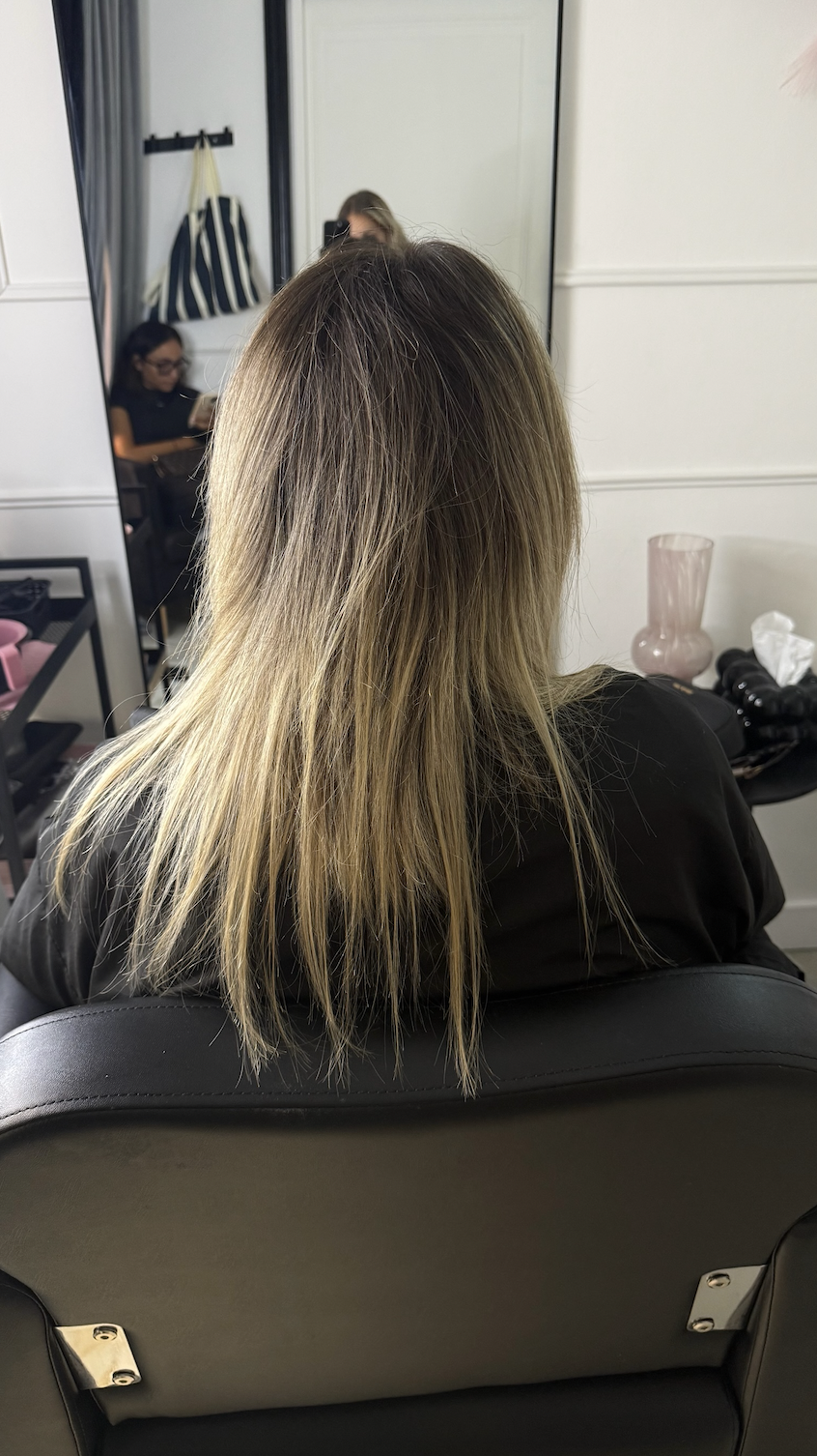 Résultat avant/après d'une pose d'extensions cheveux réalisée chez MC Smoothing — avant